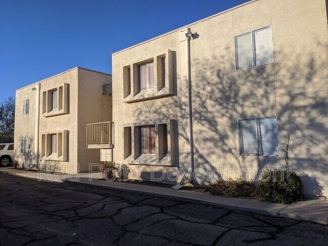 Building Photo - 3932 E Hayhurst Ln