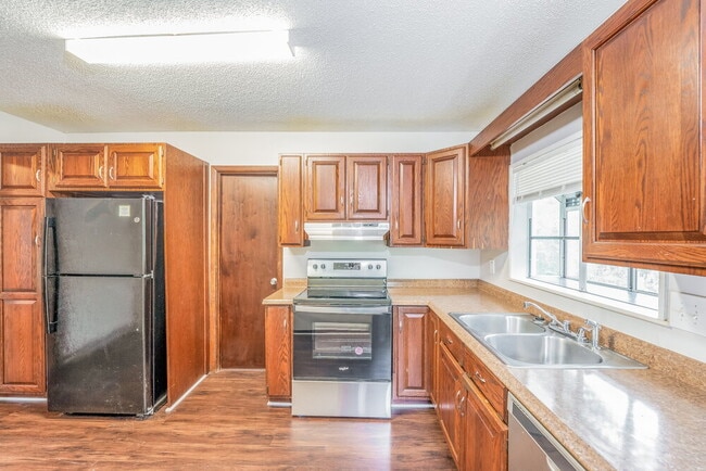 Building Photo - 1124 Little John Ln