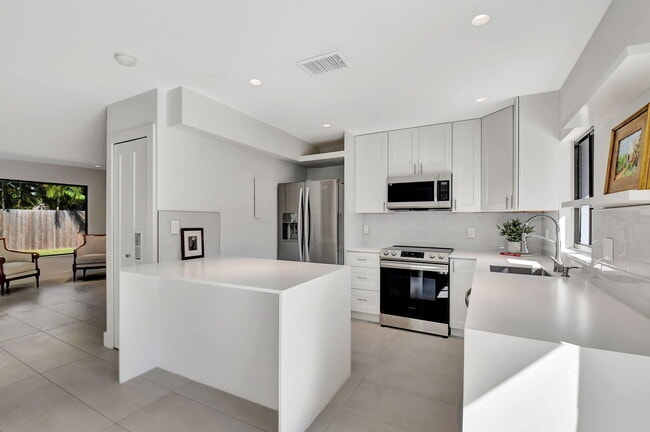 Building Photo - 2894 Florida Blvd