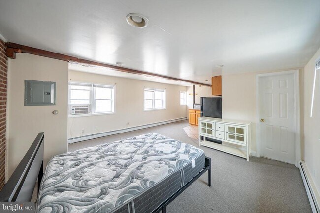 Building Photo - 116 E Gay St