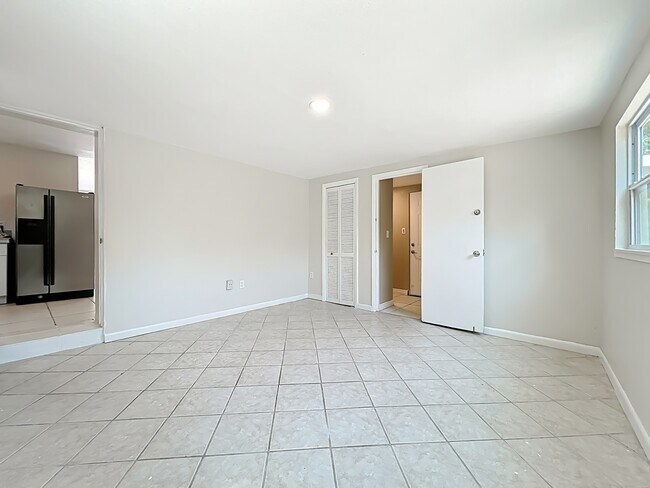 Building Photo - 1424 Pineda St