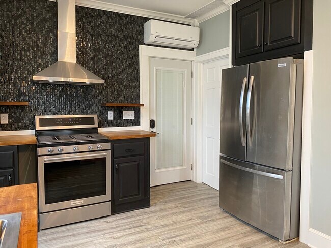 Building Photo - 37 Wyoming St E