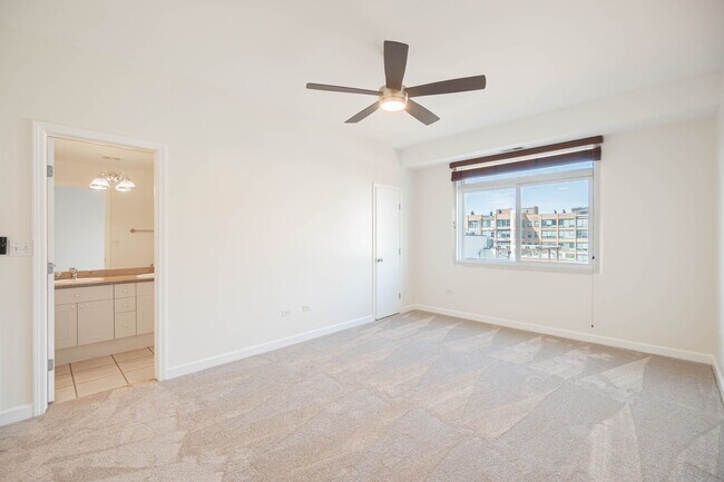 Building Photo - 680 N Green St