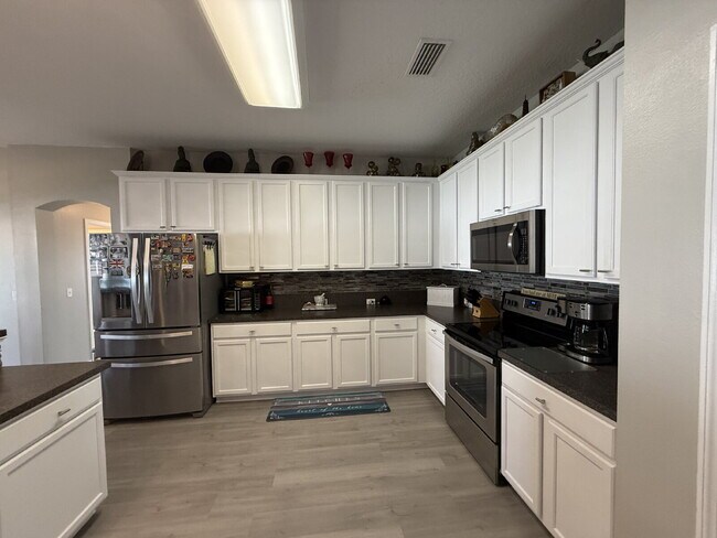Building Photo - "Spacious 3-Bedroom Retreat with Bonus roo...