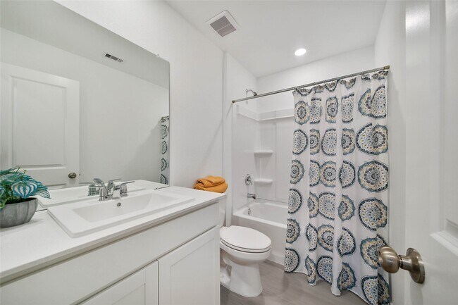 Building Photo - 723 Umbrella Tree Dr