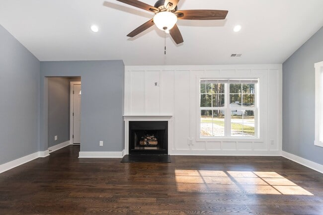 Building Photo - Three Bedroom Home!