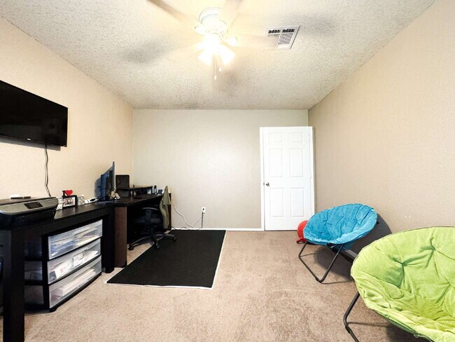 Building Photo - “Spacious 4-Bedroom, 2-Bath Home with Solar Panels in Yuma”