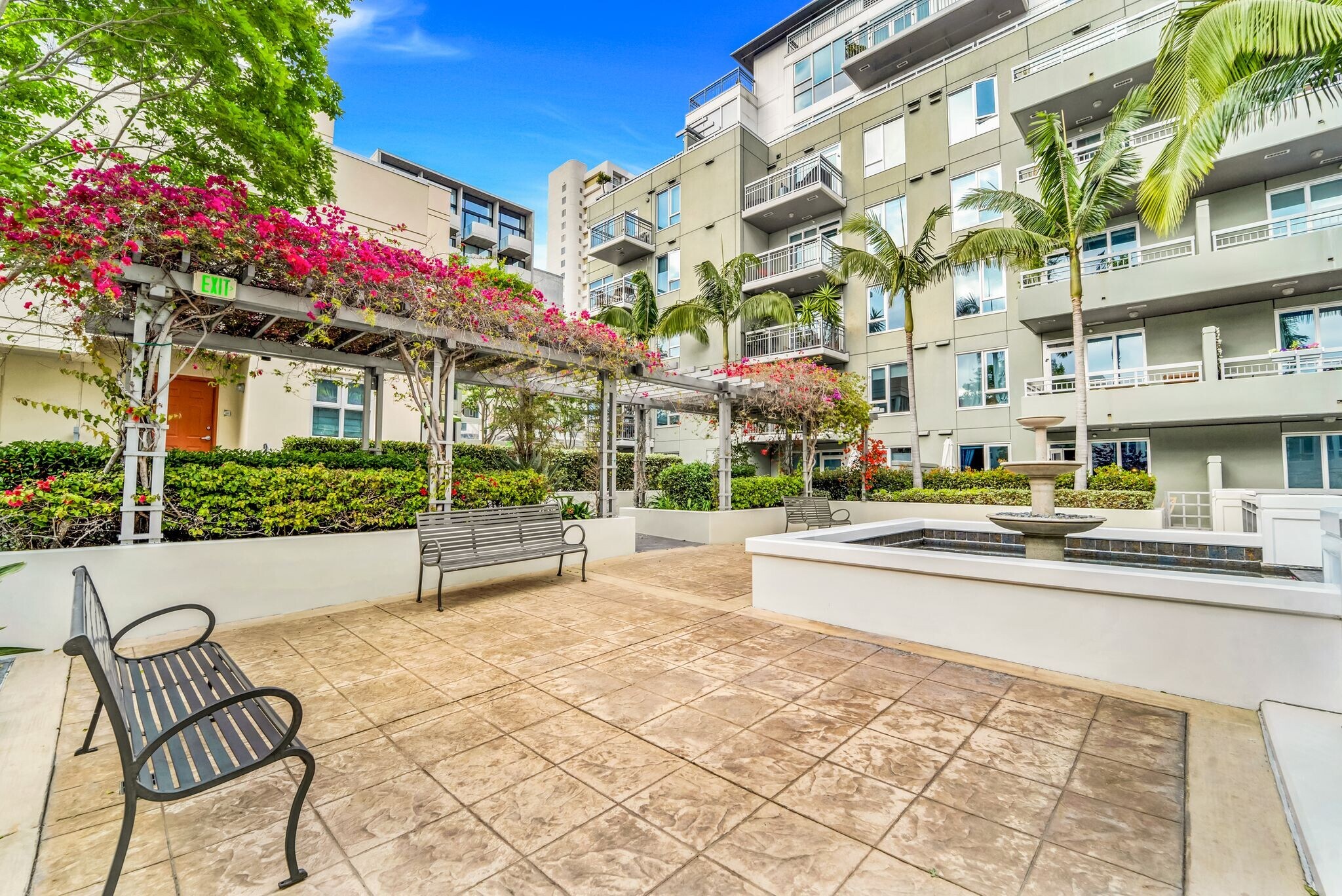 Building Photo - 300 W Beech St