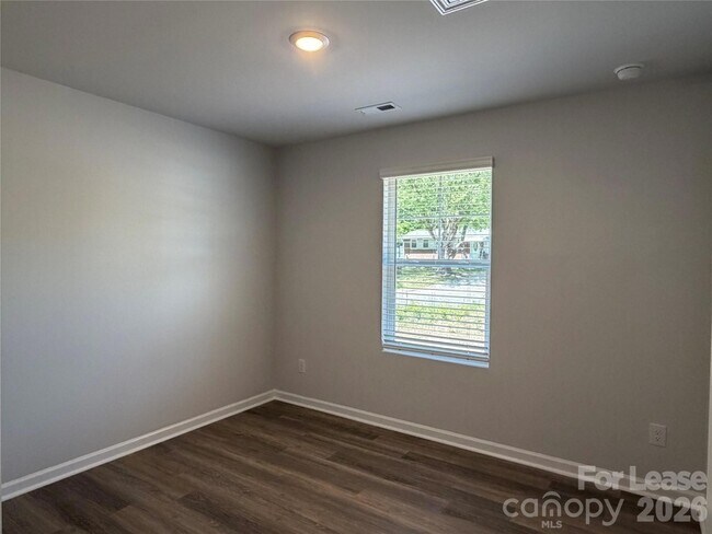 Building Photo - 1207 Suncrest Ave