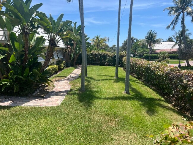 Building Photo - 900 NE 4th St