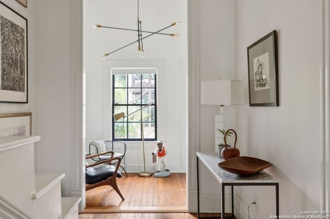Building Photo - HISTORIC CHARM IN KING WILLIAM