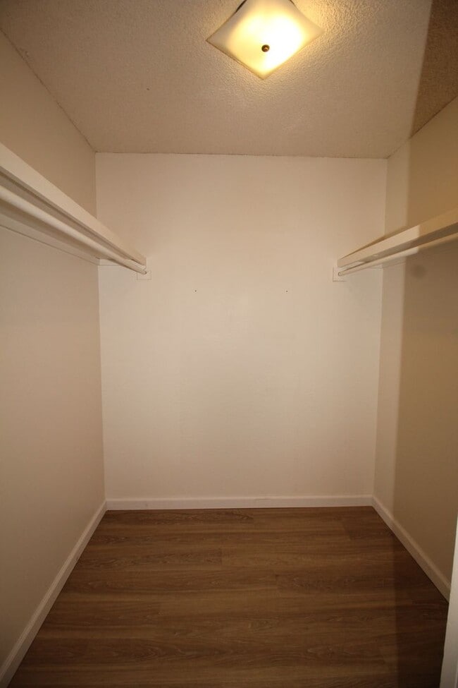 Building Photo - 3 bedroom - 2 bath - with 2 PARKING STALLS!