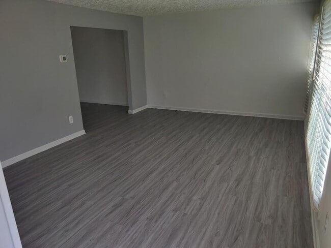 Building Photo - 300 Oakway Ct