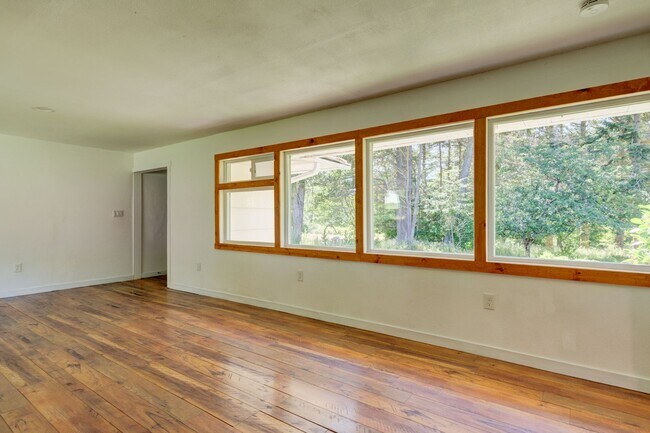Building Photo - 3 Bed 2 Bath on West Beach