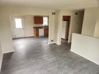 Building Photo - Available 5/1/2026 3 Bedroom Pet Friendly home on Redwood Drive in Rileyville!