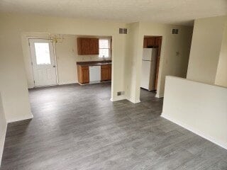 Building Photo - Move In Special! Move in by 6/5 and get 1/2 off first full months rent.  3 Bedroom Pet Friendly h...