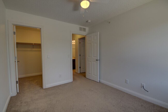 Building Photo - Gorgeous 3 Bedroom Townhome