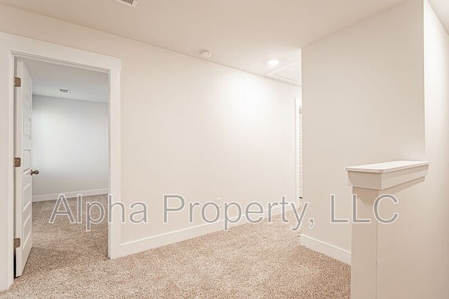 Building Photo - 212 Round Back Way