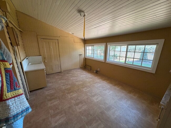 Building Photo - Large 5-6 Bedroom 2 Bath country home