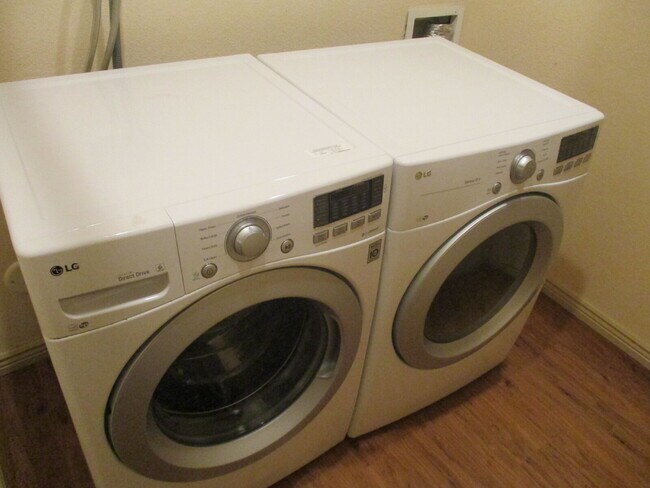 Building Photo - Walkout Basement Apartment - PRICED TO RENT - AVAIL 6/1/26