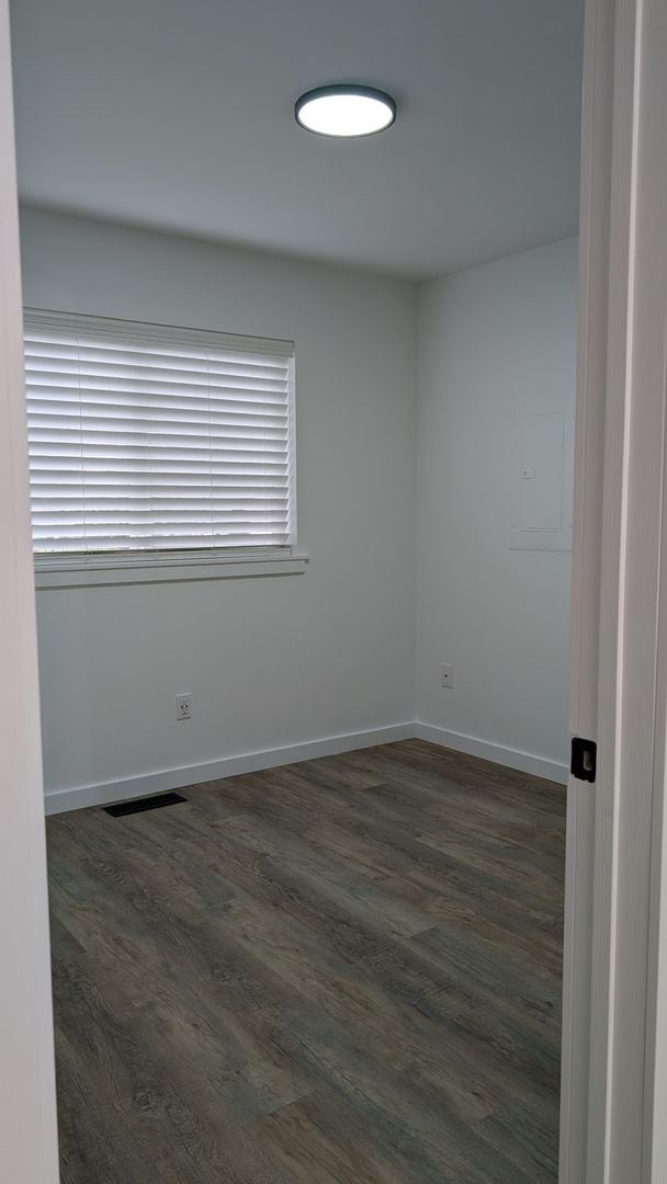 Building Photo - 3 Bedroom Charmer