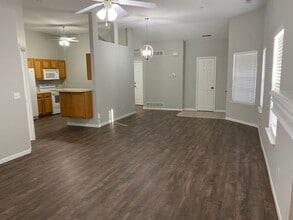 Building Photo - Great Location! 2 Bed 2 Bath 2 car garage.