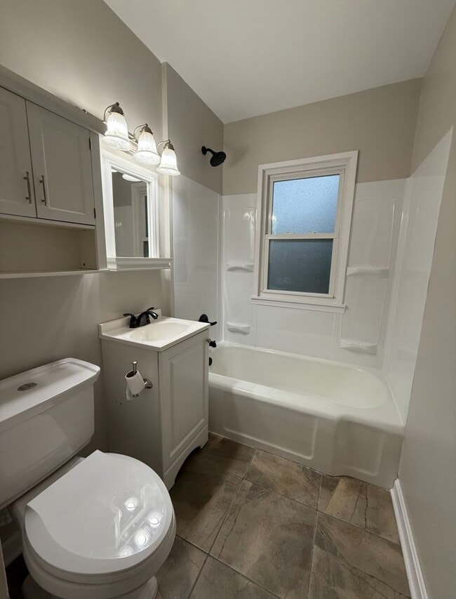 Building Photo - 3 Bed - 1 Bath House Available in Akron, Ohio