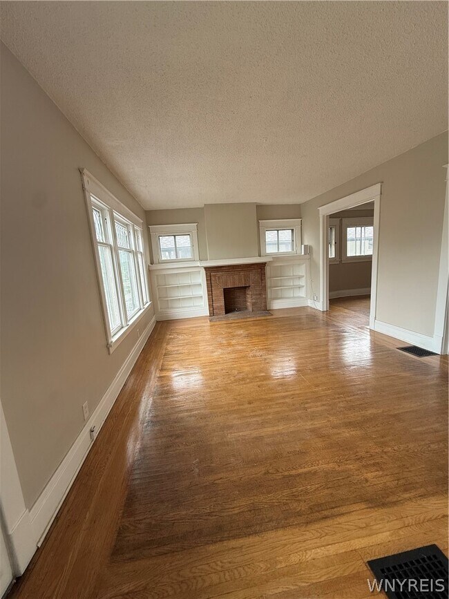 Building Photo - 579 Crescent Ave
