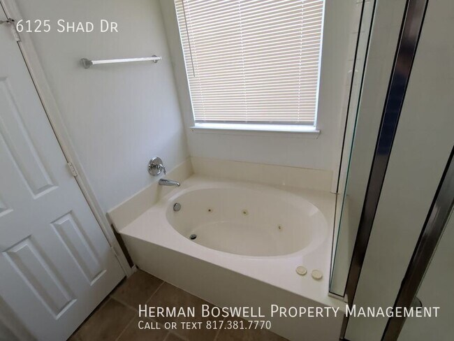 Building Photo - 6125 Shad Dr