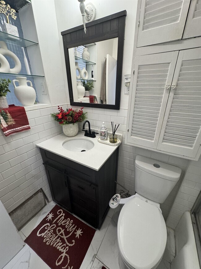 Building Photo - 460 Ave E