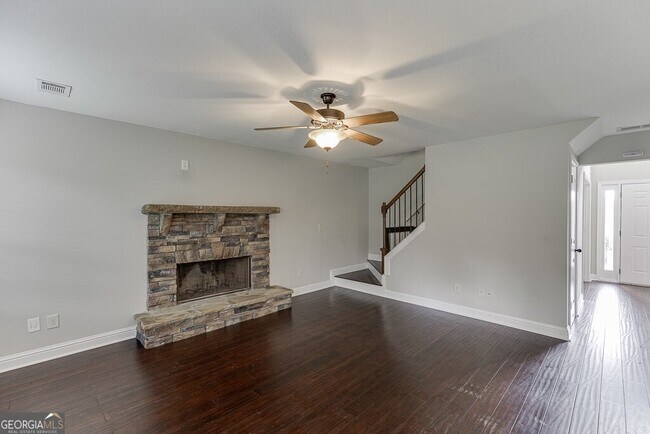 Building Photo - 323 Deer Run Dr
