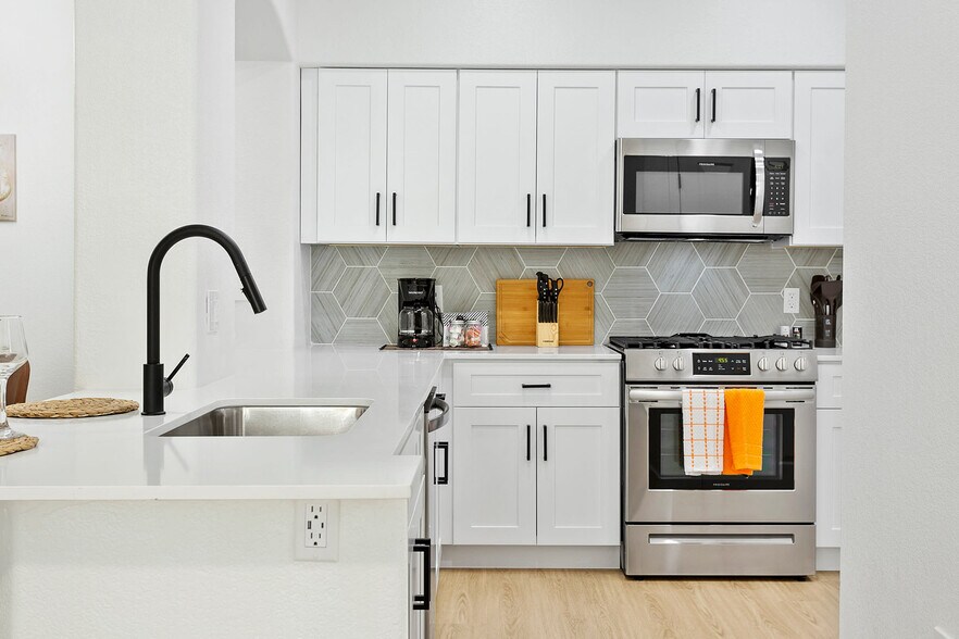 Building Photo - 9450 W Cabela Dr