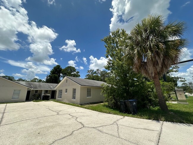 Building Photo - 3 bed 2 bath tri plex near UCF