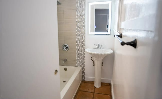 Building Photo - LOOK NO FURTHER!! Cottage Style 1 Bed/1 Ba...