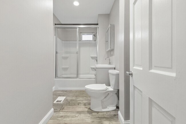 Building Photo - 20 Bennett St