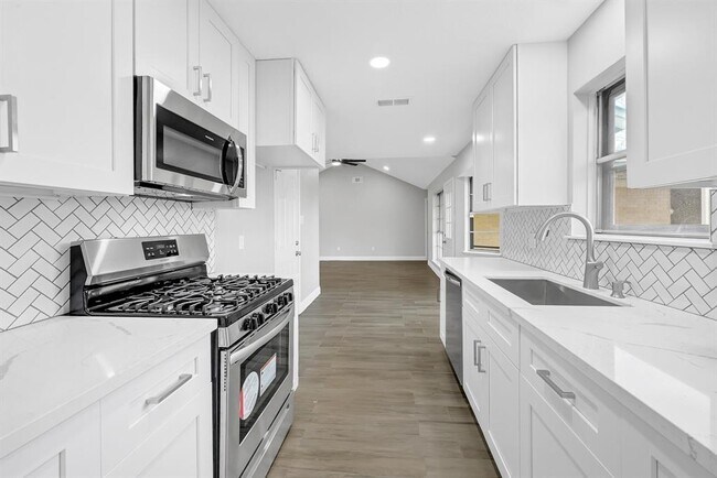 Building Photo - 4515 Larch Dr