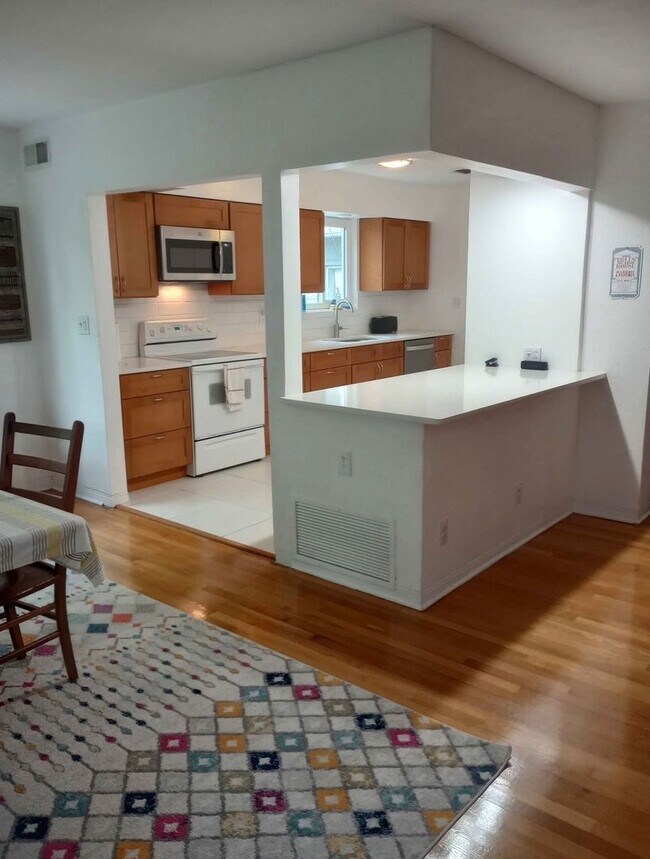 Building Photo - Furnished 3 Bedroom