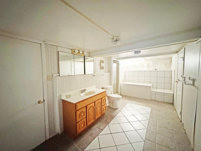 Building Photo - 504 E Ave East