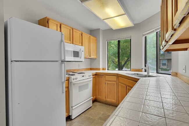Building Photo - $1,850.00, 2 bed, 2 bath, located in Color...