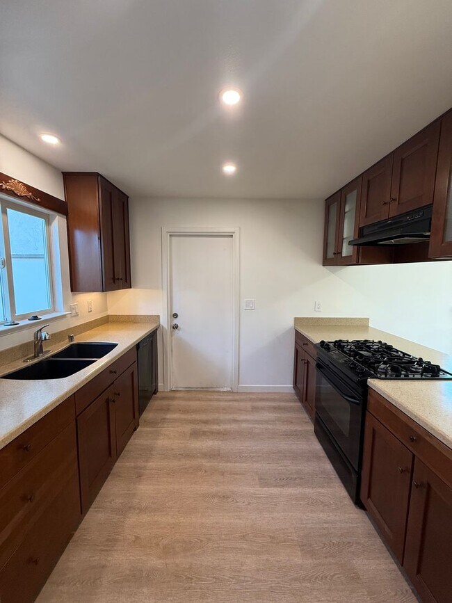 Building Photo - 3 Bedroom/2 Bathroom Single Story Home In Rohnert Park