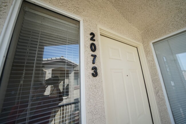 Building Photo - Beautiful 2 bed 2 bath upstairs unit in gated community.
