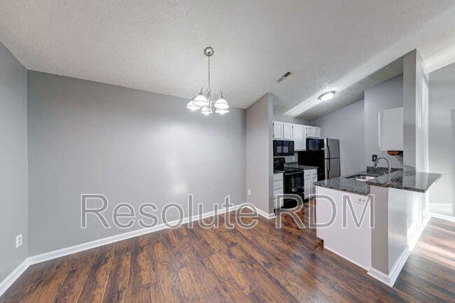 Building Photo - 4470 Village Ln