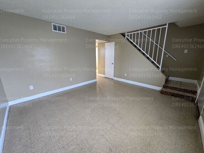 Building Photo - 2 bedroom 1.5 bathroom townhouse