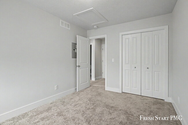 Building Photo - 3-Bed with 2.5 Baths in Rockford's Serene Setting with Fenced in Yard