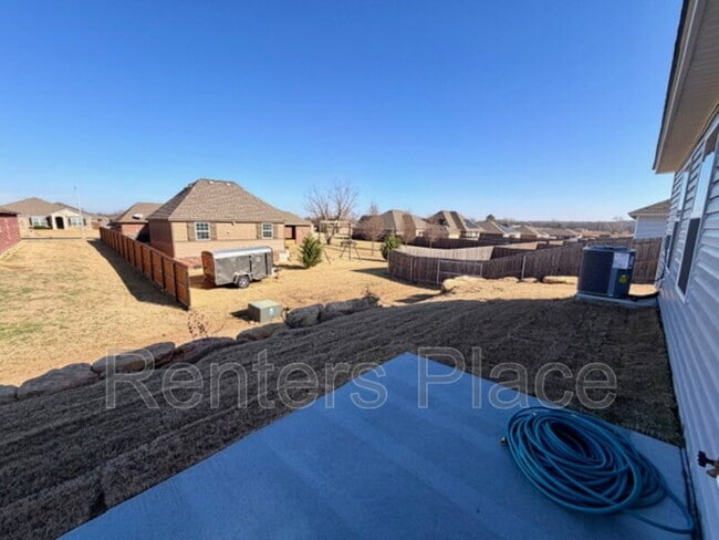 Building Photo - 1112 Raven Dr