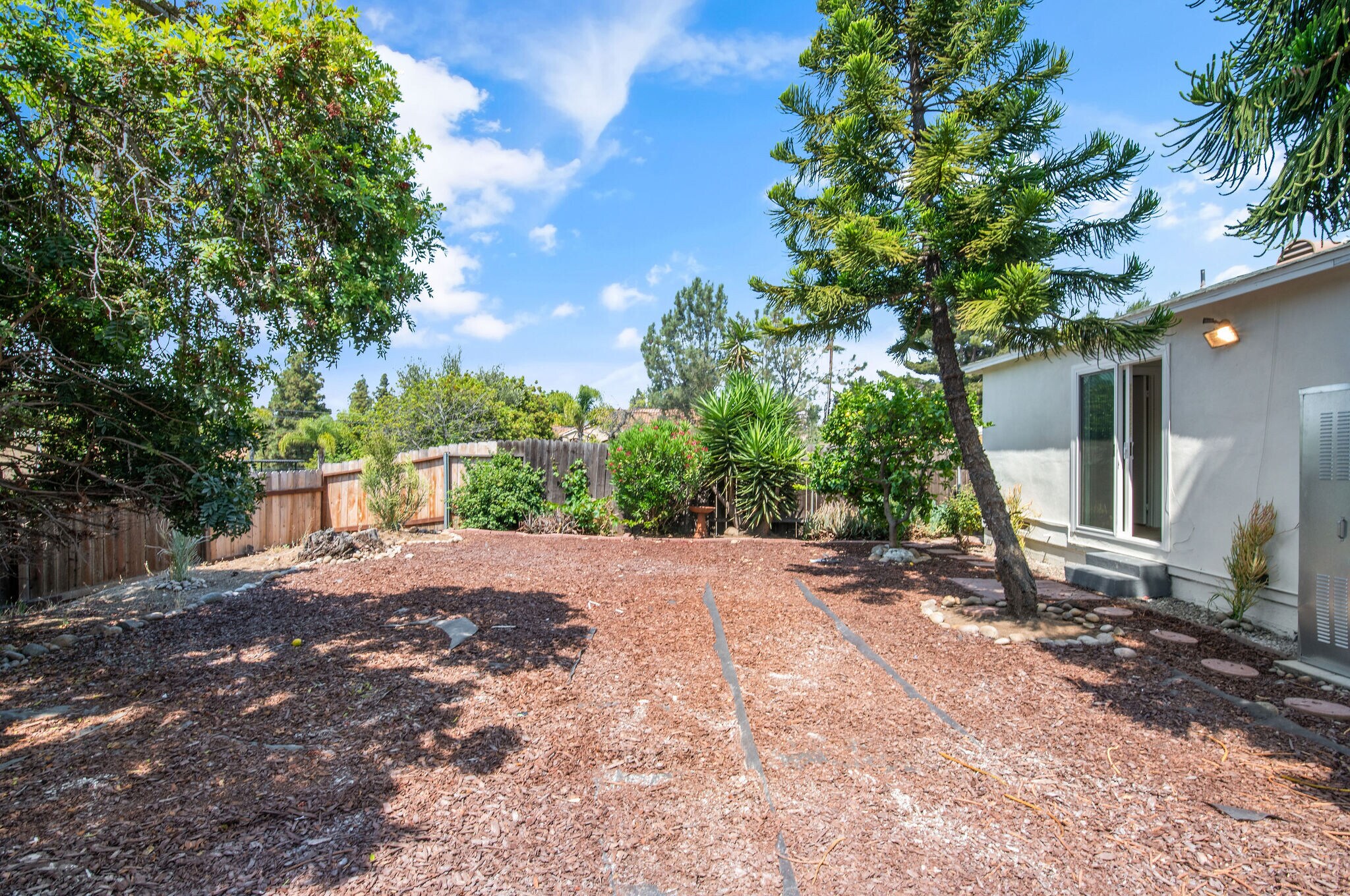 Private backyard - 9211 Earl St