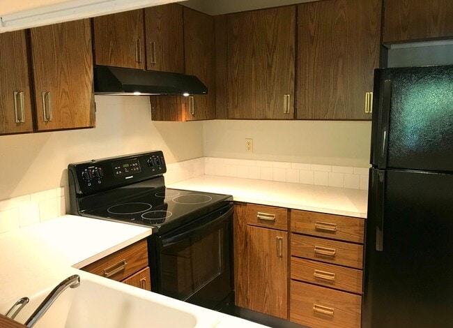 Building Photo - Spacious Condo in Secured Building – Prime...