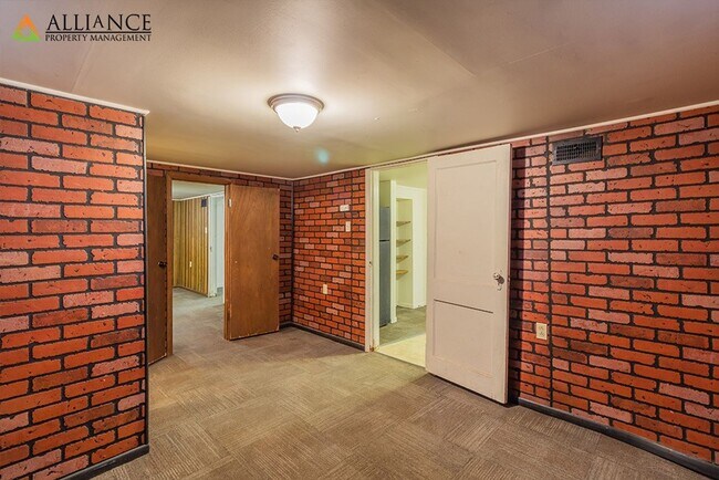 Building Photo - 1016 Bertrand St