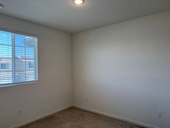 Building Photo - Beautiful 5 Bedroom, 3 Bathroom, 2800 Sqft...