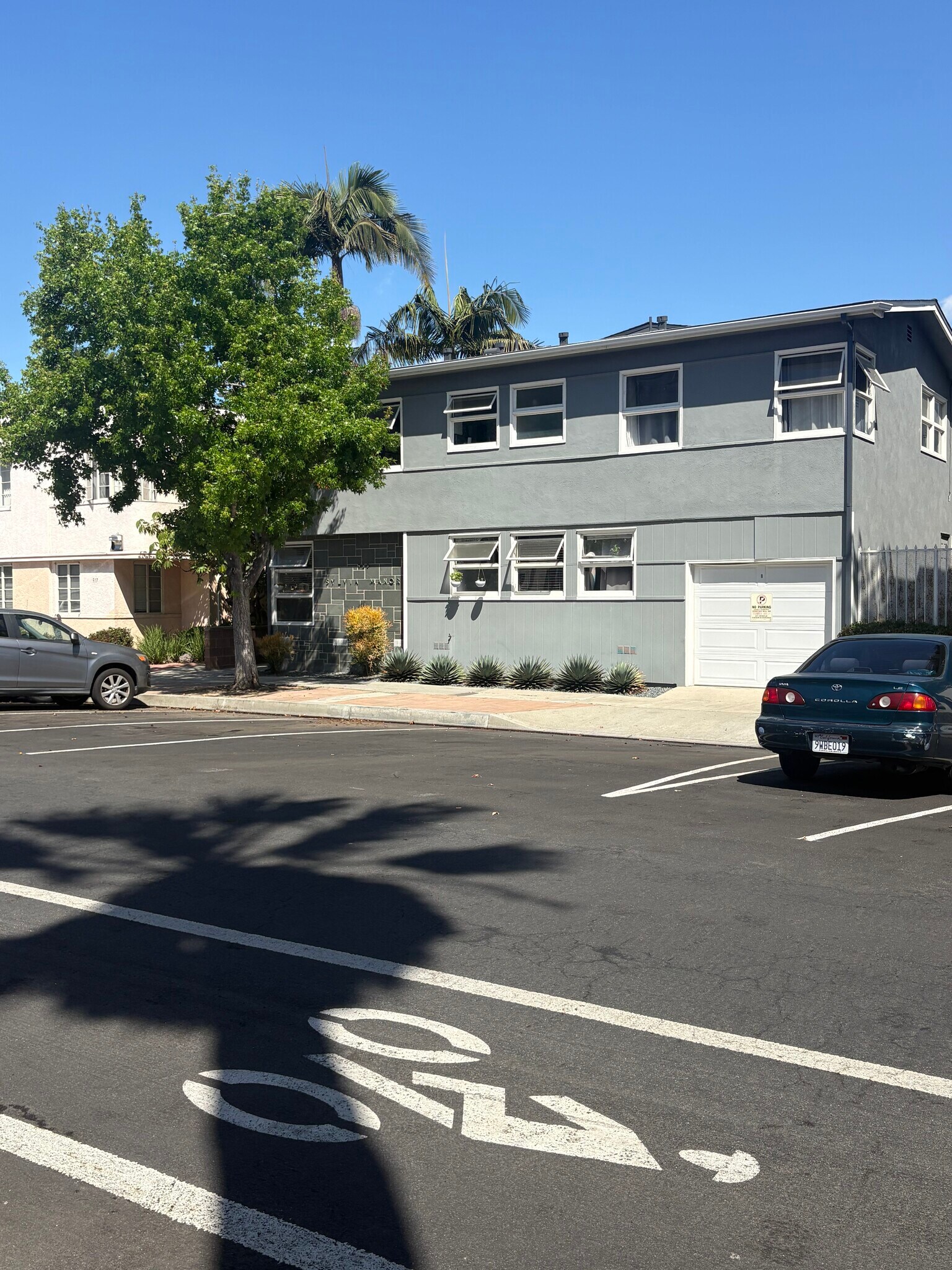 Building Photo - 933 E 1st St